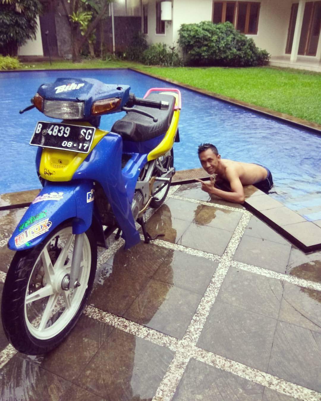 Berenang sambil cuci motor cyiinn  Gilamotor