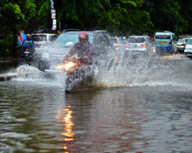 Naik Motor Musim Hujan