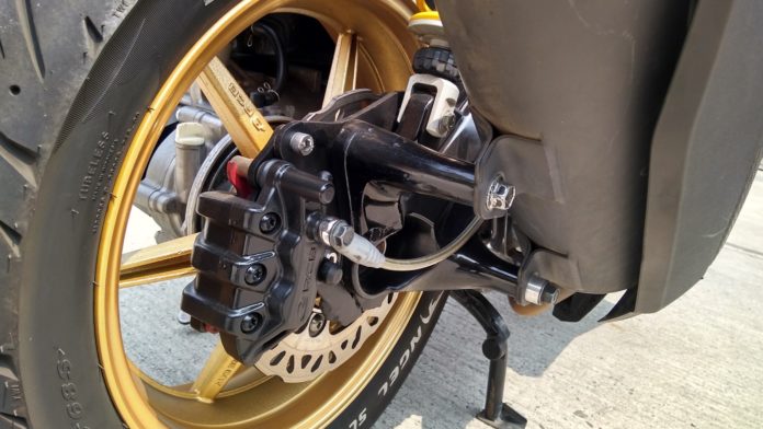 Pasang Cakram Belakang Yamaha Aerox 155, Rem Jadi Lebih Gigit | Gilamotor