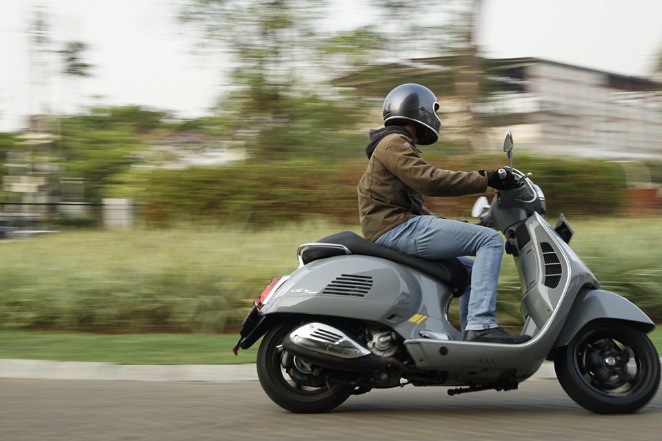 Vespa GTS 300 Yacht Club