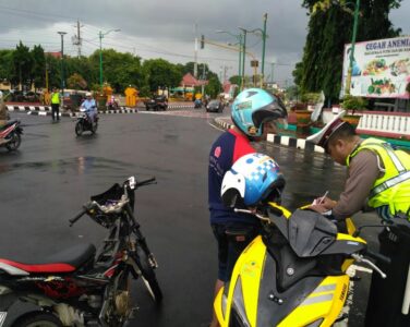 Diberhentikan Polisi